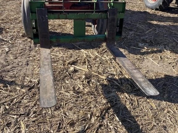 john-deere-pallet-forks-image-1