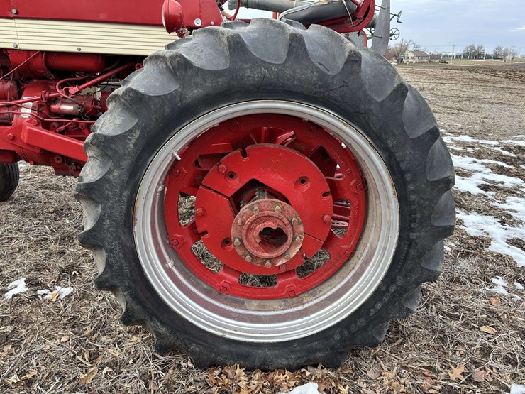 farmall-560-wide-front-(puller?)-image-50