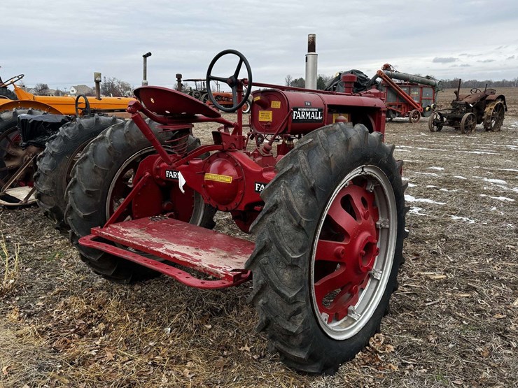 farmall-f-20-narrow-front-on-rubber-image-4