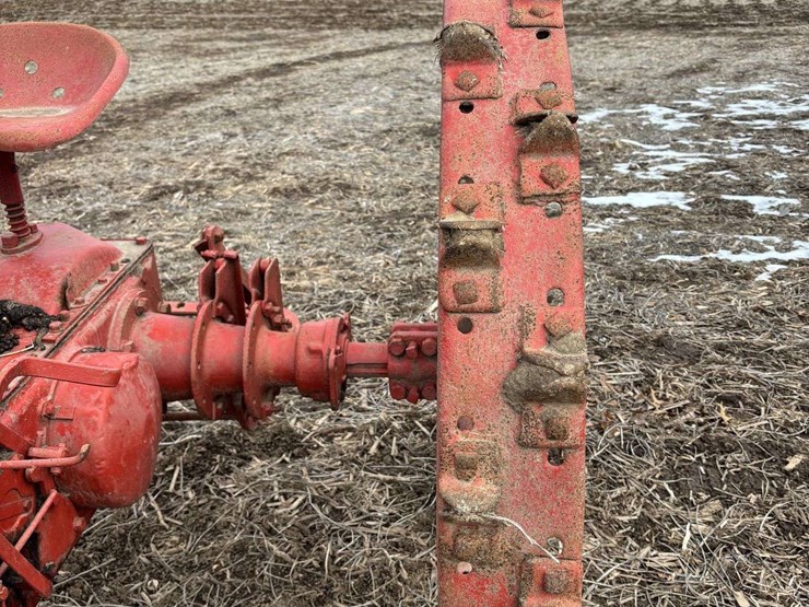 farmall-f-12-single-front-on-rubber-with-cast-steel-rim-and-rear-steel-image-25