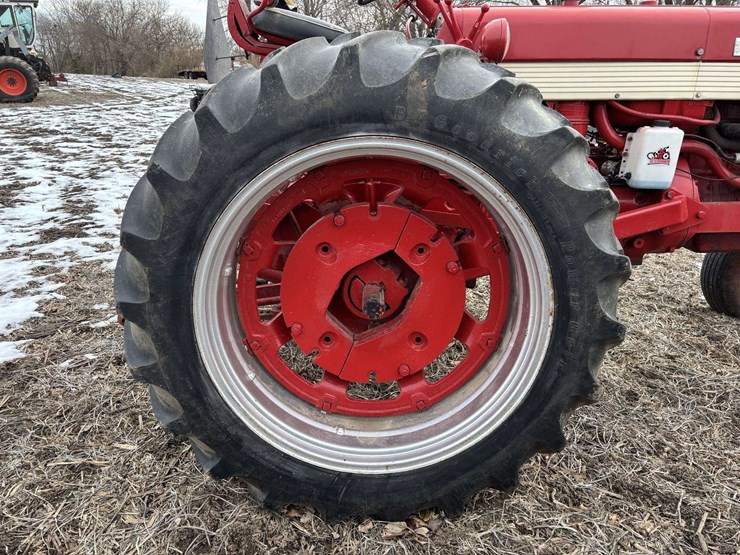 farmall-560-wide-front-(puller?)-image-46
