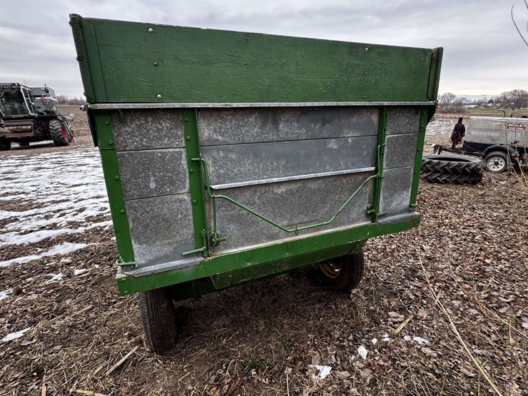heider-12'-box-wagon-on-john-deere-running-gear-image-4