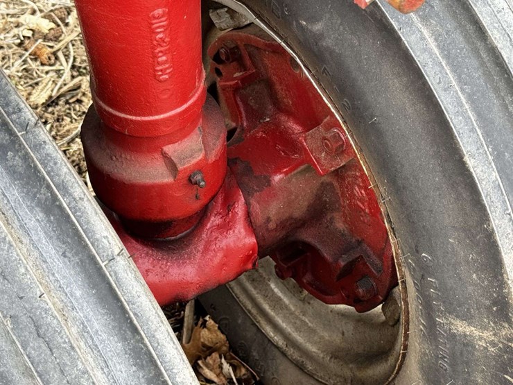 farmall-f-20-narrow-front-on-rubber-image-16