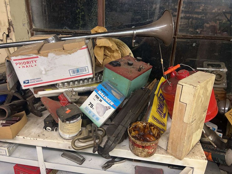 cabinets,-tools,-and-drill-presses-image-15