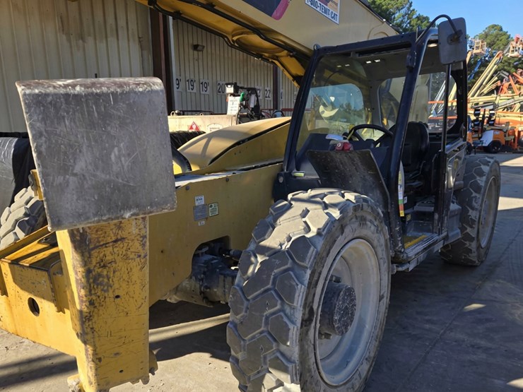 2017-caterpillar-tl1055-image-1