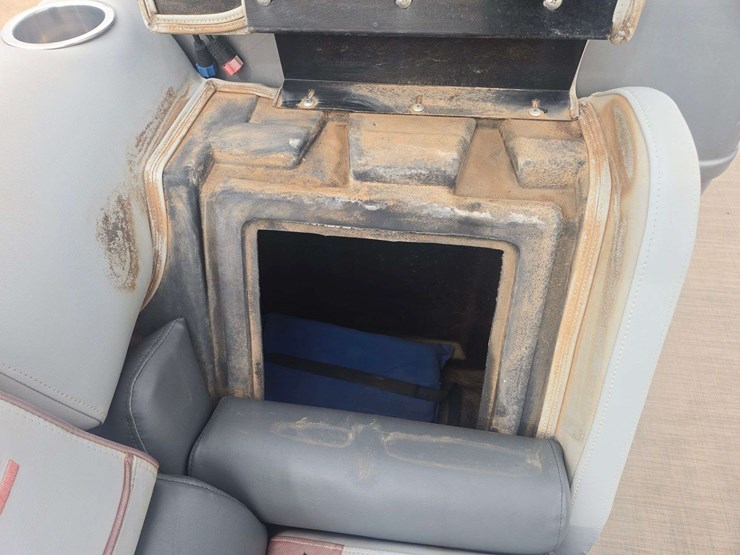 2017-lowe-ss210-pontoon-boat-image-29