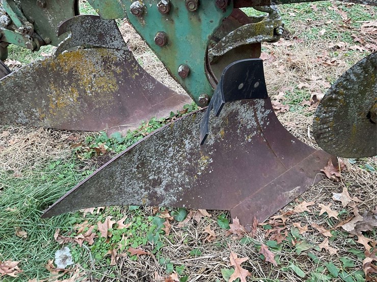 john-deere-pull-tye-4-bottom-plow-on-rubber-image-15