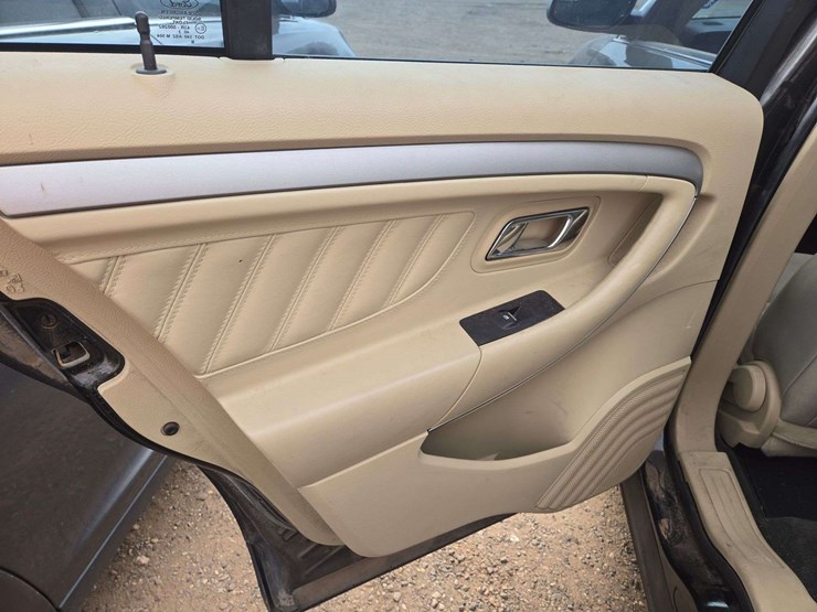 2013-ford-taurus-se-sedan-4d-image-9