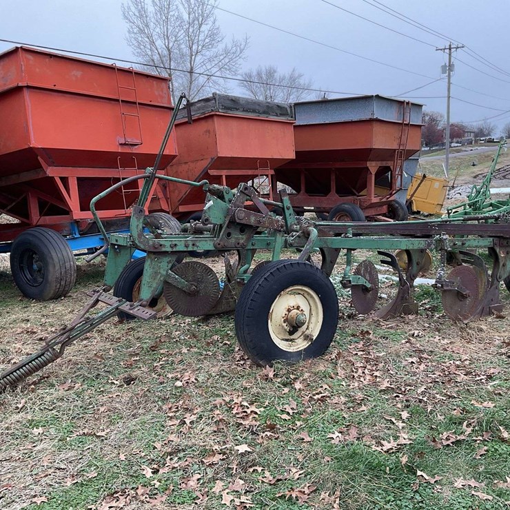 John Deere Pull-Tye 4 Bottom Plow on Rubber
