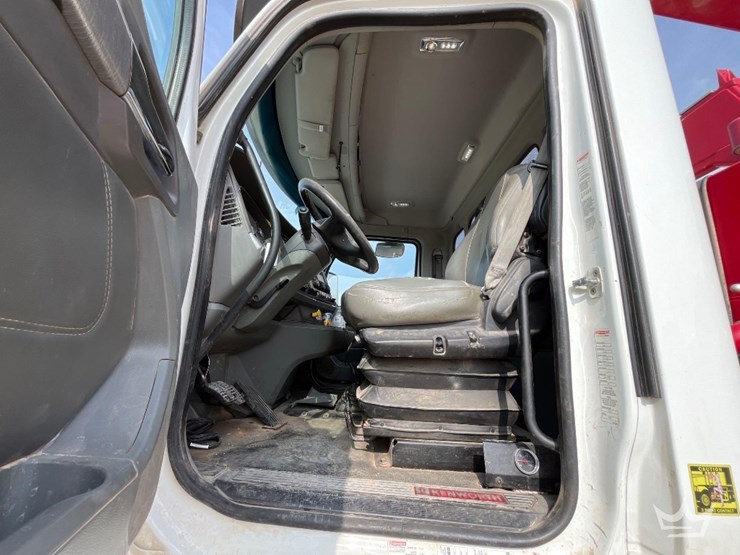 2015-kenworth-t880-image-14