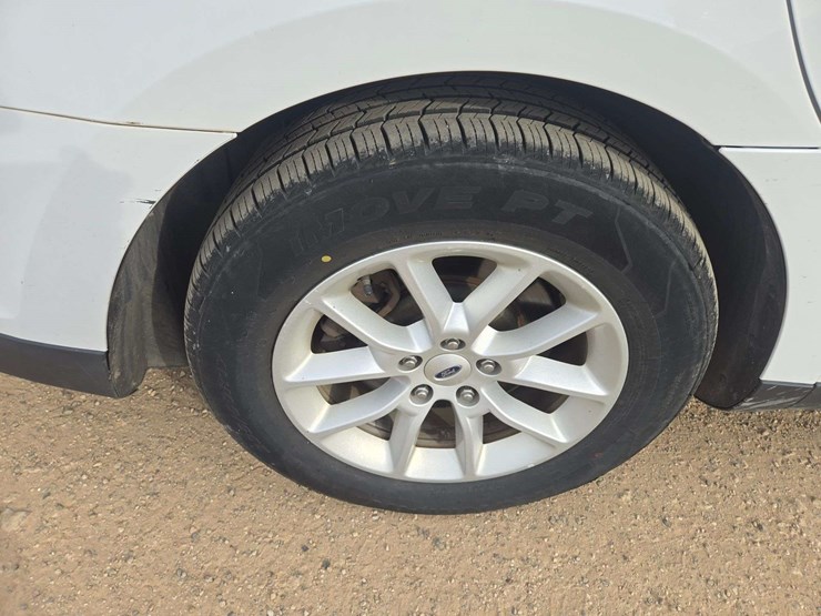 2013-ford-taurus-se-sedan-4d-image-8