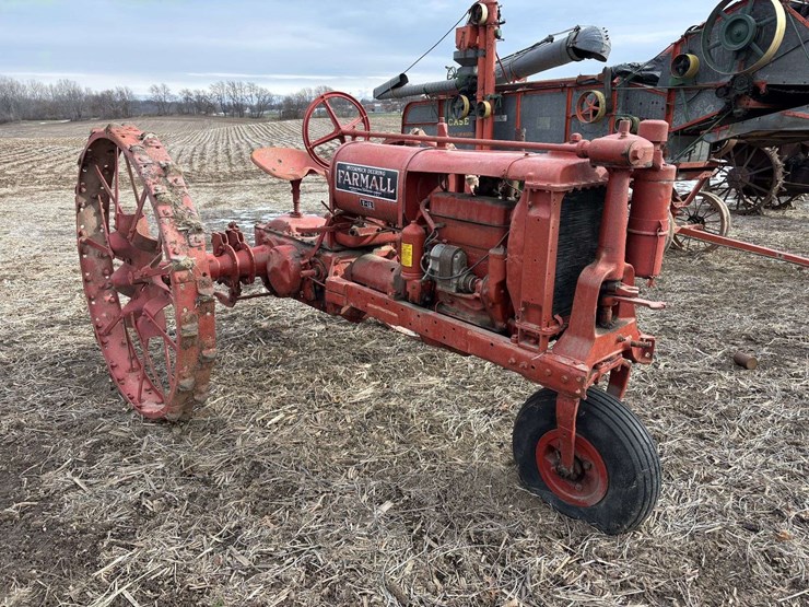 farmall-f-12-single-front-on-rubber-with-cast-steel-rim-and-rear-steel-image-2