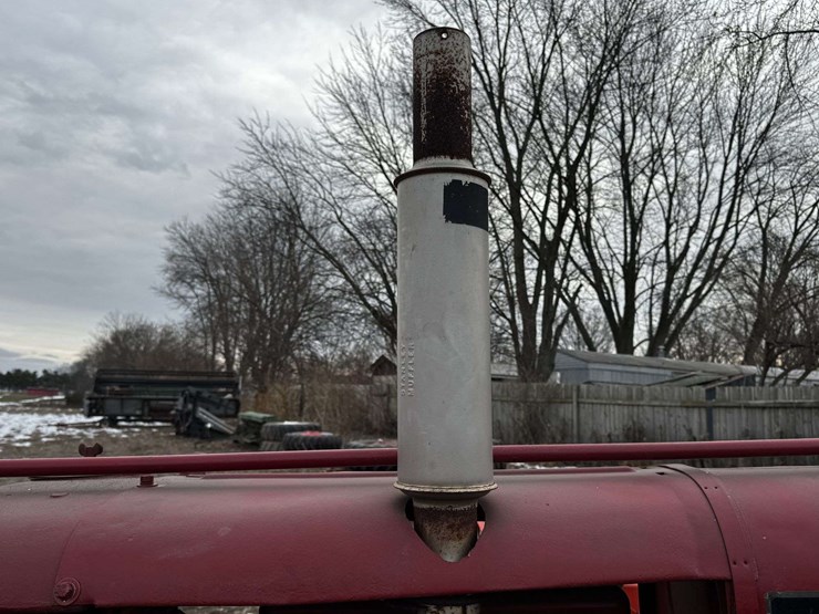 farmall-f-20-narrow-front-on-rubber-image-49