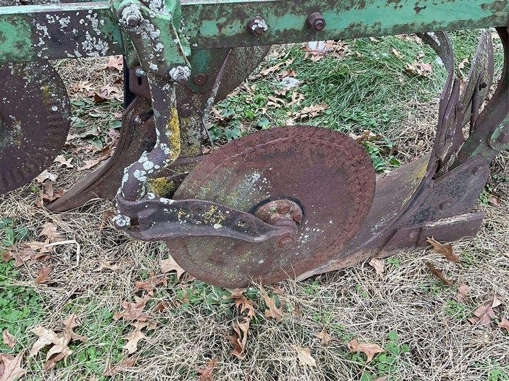 john-deere-pull-tye-4-bottom-plow-on-rubber-image-27