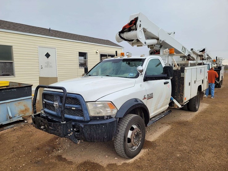 2014-ram-5500-chassis-regular-cab-2d-bucket-truck-image-1