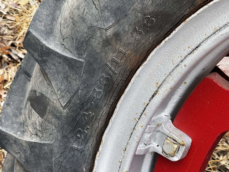 farmall-f-20-narrow-front-on-rubber-image-39