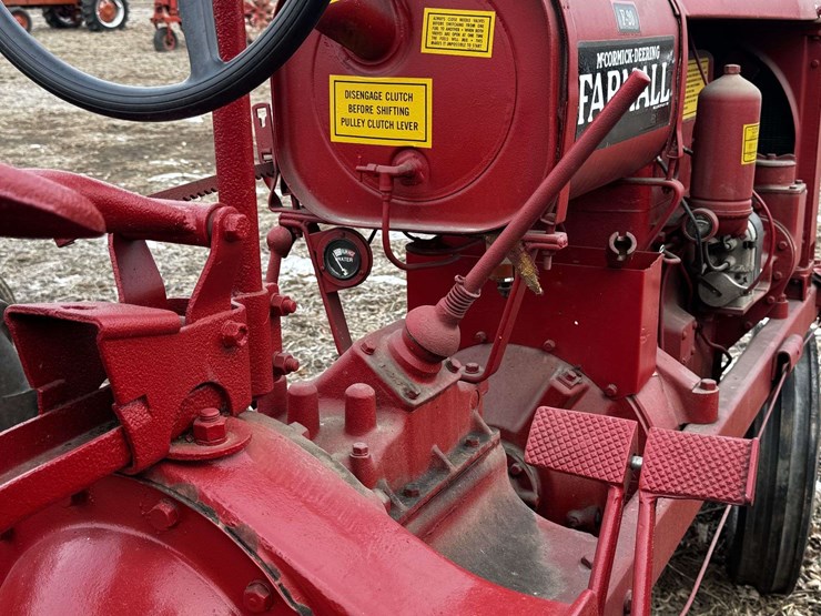 farmall-f-20-narrow-front-on-rubber-image-57