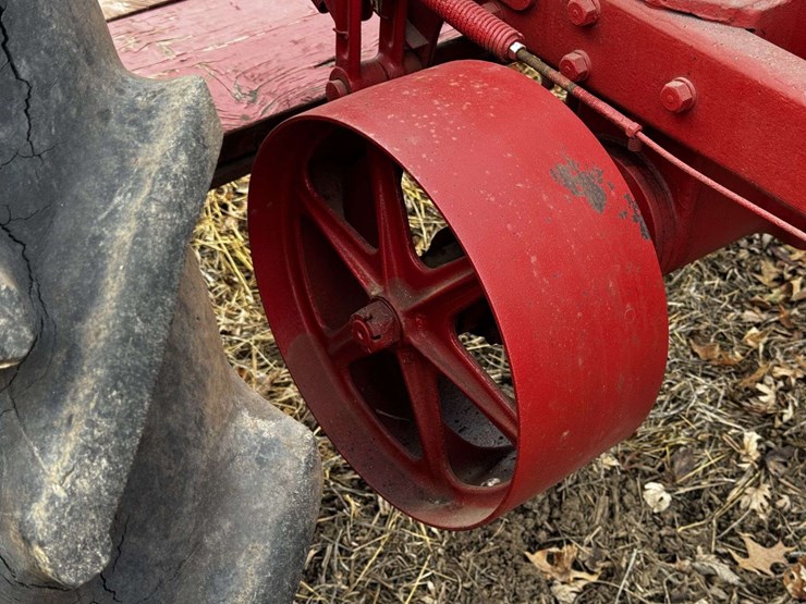farmall-f-20-narrow-front-on-rubber-image-31