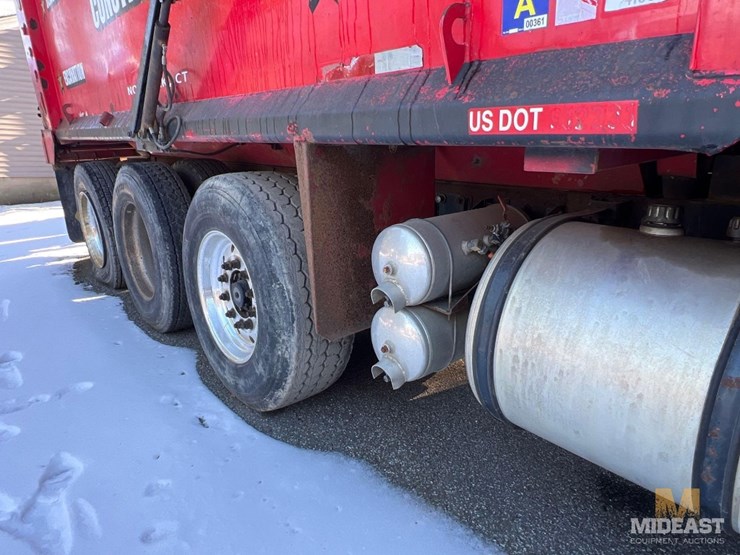 2007-peterbilt-379-tri-axle-dump-truck-image-12