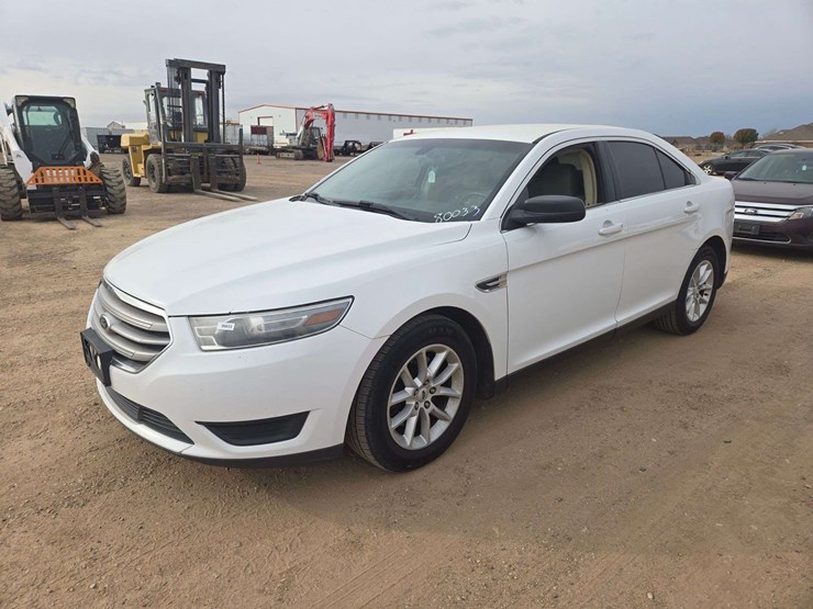 2013-ford-taurus-se-sedan-4d-image-1