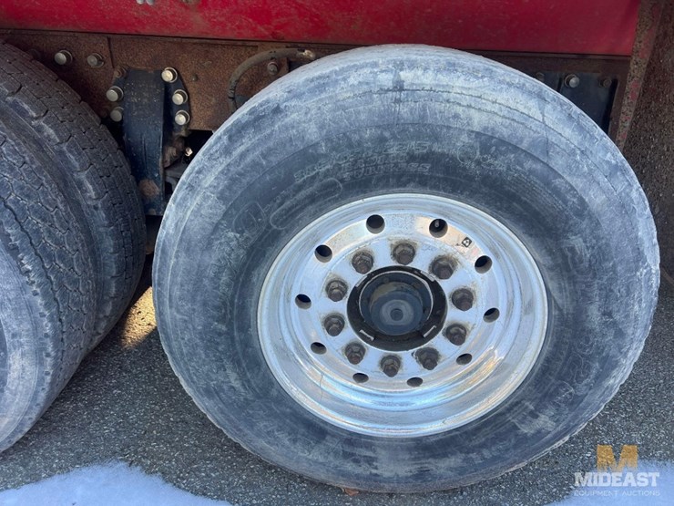 2007-peterbilt-379-tri-axle-dump-truck-image-13