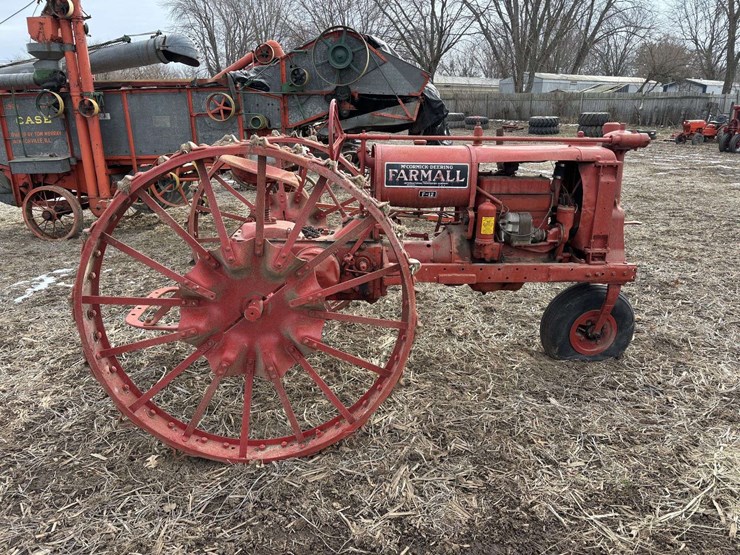 farmall-f-12-single-front-on-rubber-with-cast-steel-rim-and-rear-steel-image-3