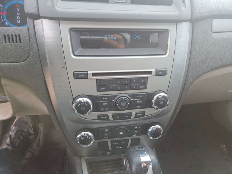 2011-ford-fusion-sedan-image-14