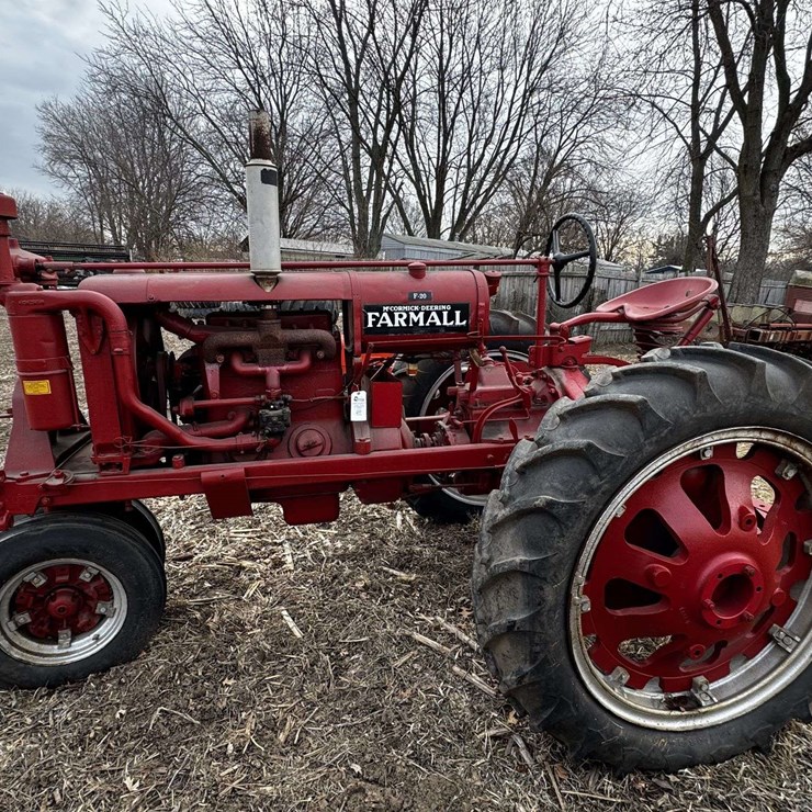 Farmall F-20 Narrow Front on Rubber