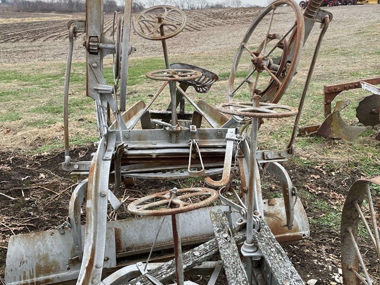 western-wheel-scraper-on-steel-image-22