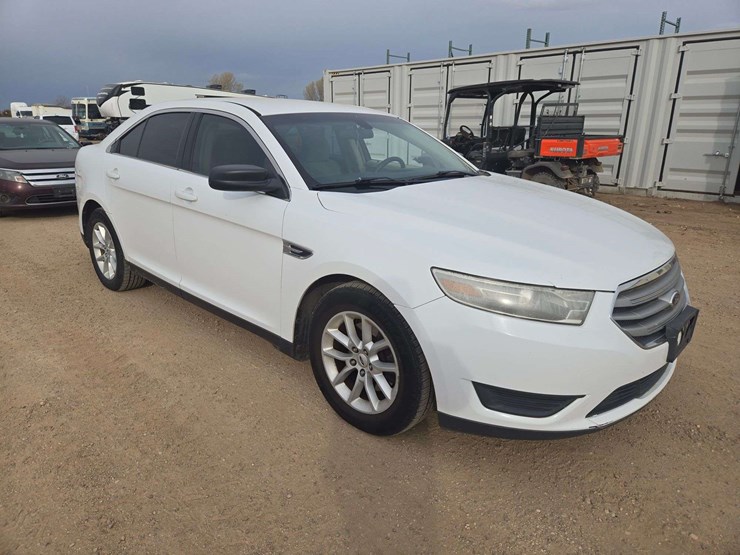 2013-ford-taurus-se-sedan-4d-image-2