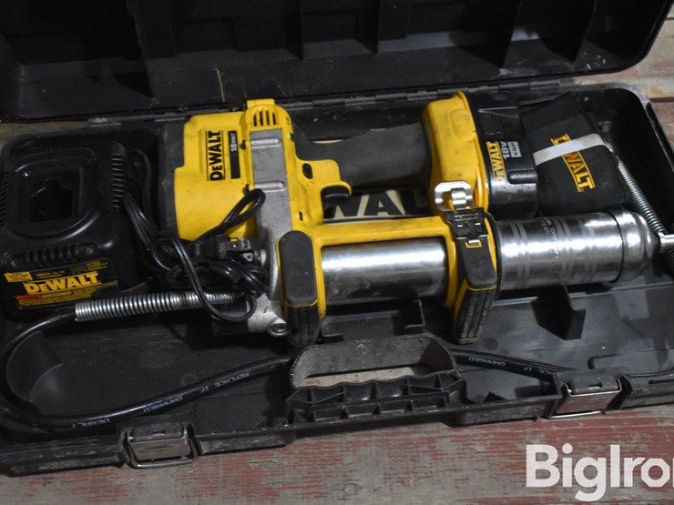 dewalt-grease-gun-image-1