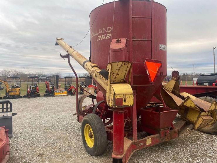 new-holland-352-image-3