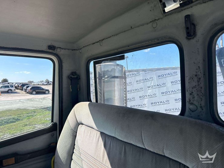 2000-freightliner-fl112-image-16