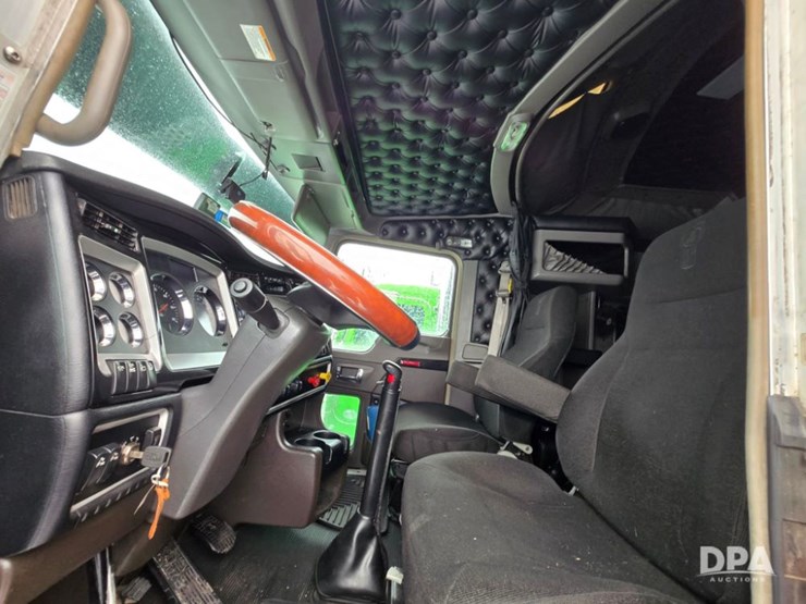 2019-kenworth-w900-image-17