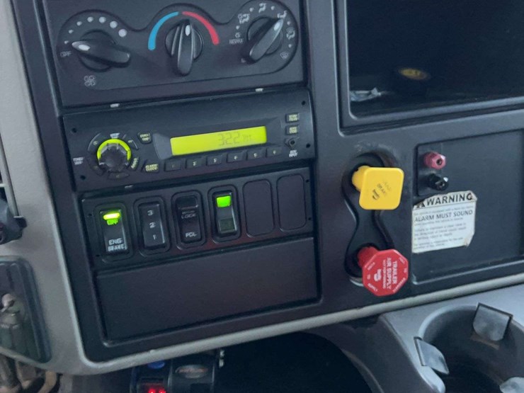 2009-international-7600-image-47