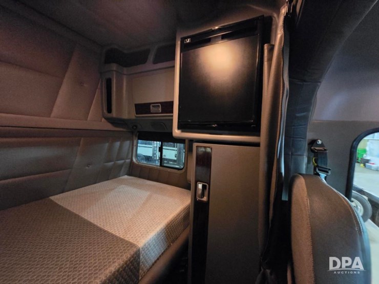 2023-peterbilt-389-image-21