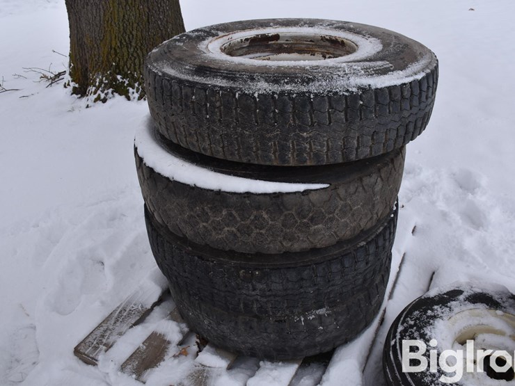 11r22.5-truck-tractor-tires-image-1