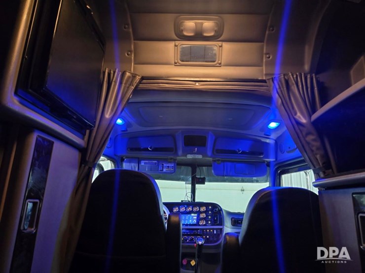 2020-peterbilt-389-image-18