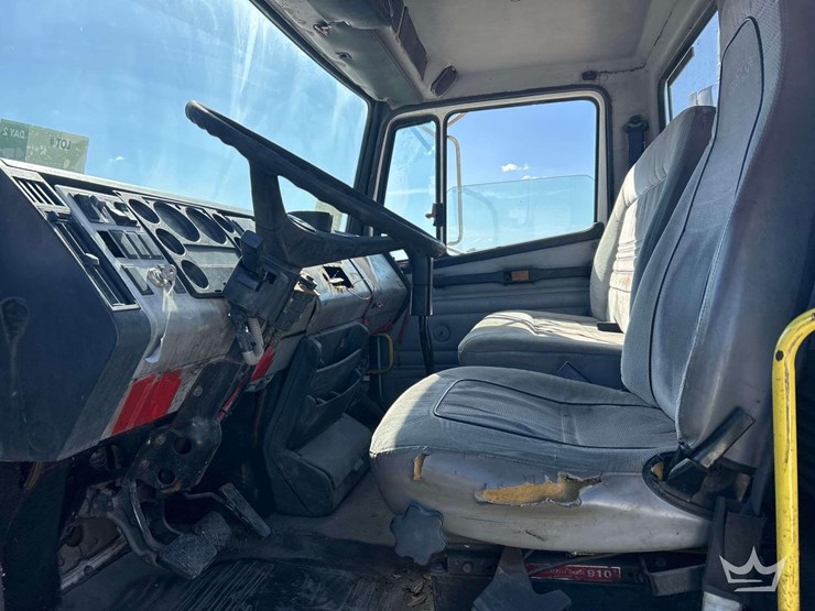 2000-freightliner-fl112-image-10