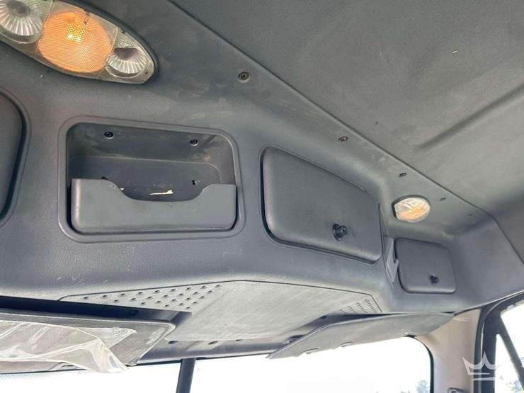 2011-freightliner-cascadia-113-image-16