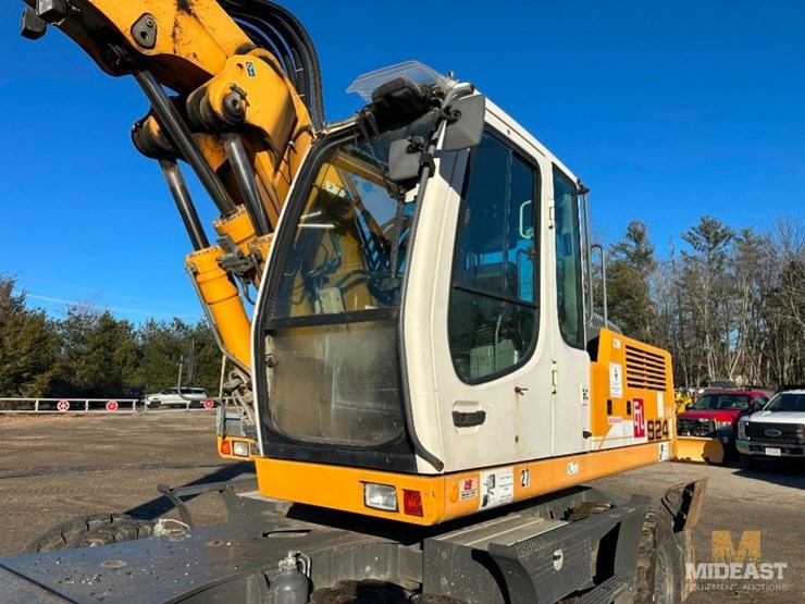 2012-liebherr-924c-wheeled-excavator-image-9