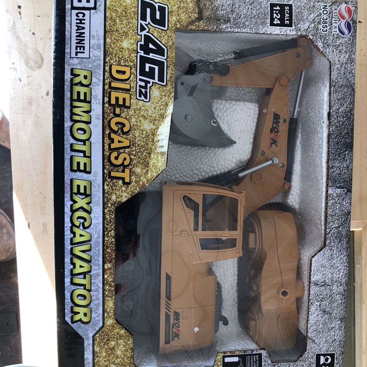 REMOTE CONTROL TOY EXCAVATOR
