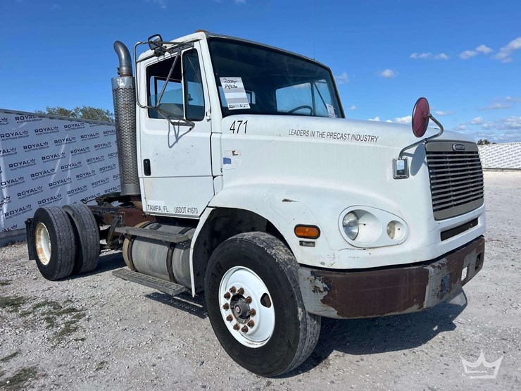 2000-freightliner-fl112-image-2