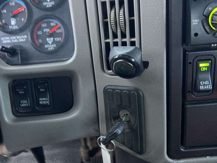 2009-international-7600-image-49