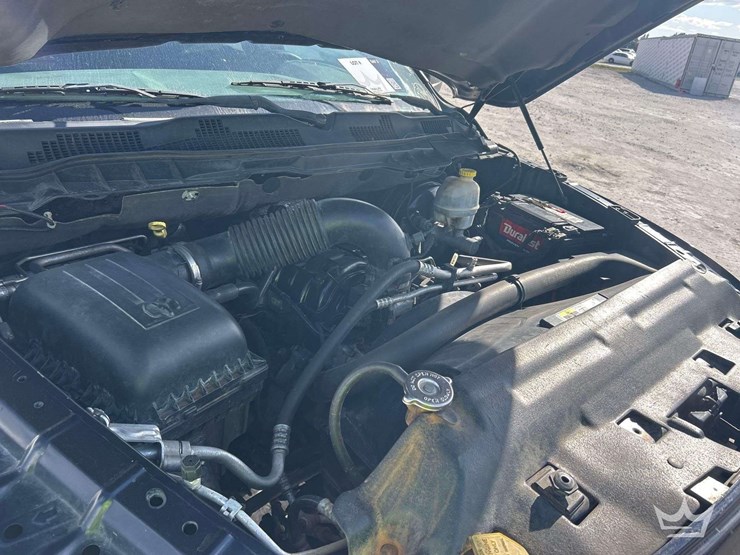 2013-ram-1500-crew-cab-pickup-truck-image-8