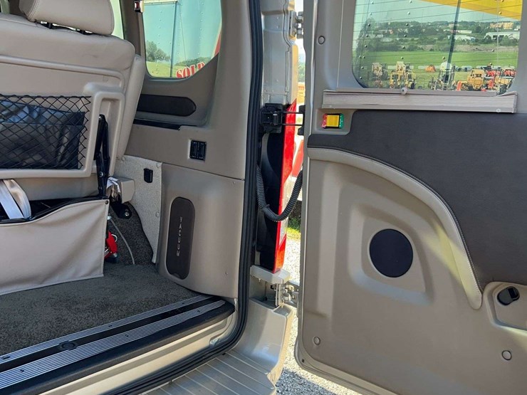 2019-ford-transit-image-40