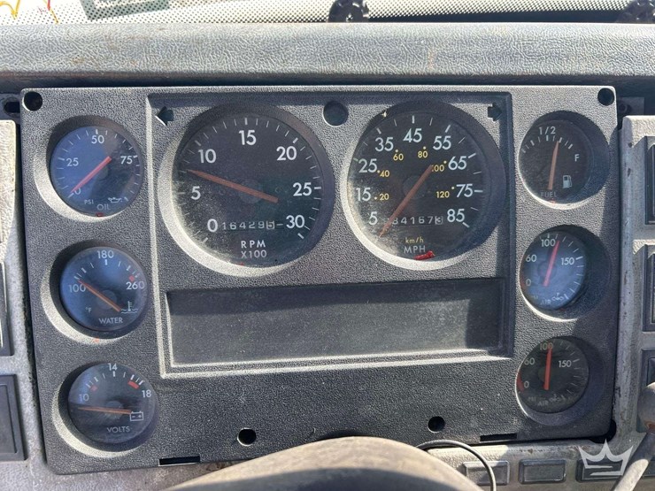 2000-freightliner-fl112-image-12