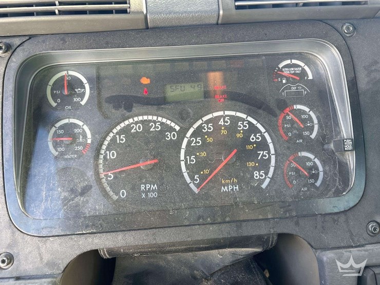 2011-freightliner-cascadia-113-image-12