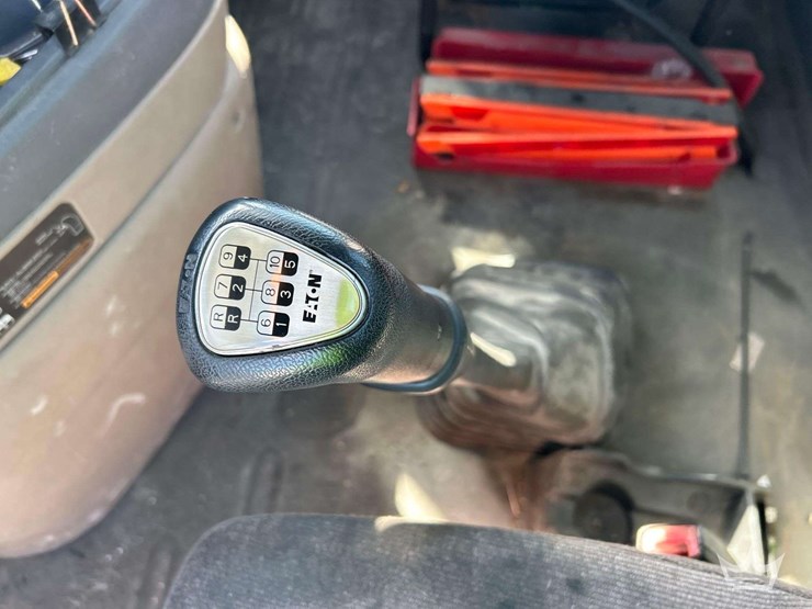 2011-freightliner-cascadia-113-image-15