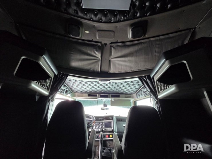 2019-kenworth-w900-image-26